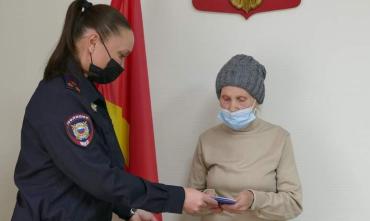 Фото Южноуральские полицейские помогли с документами ветерану труда из Волновахи