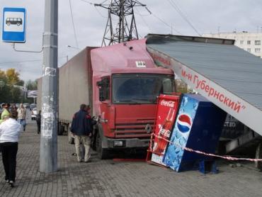 Фото В Челябинске большегруз врезался в остановку: пострадала пенсионерка (ФОТО)