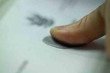 Фото Новая аппаратура для Следственного комитета находит отпечатки пальцев даже  на бумаге