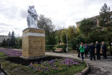 Фото В Магнитогорске обновили памятник комсомольцам