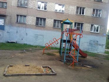 Фото В Тракторозаводском районе Челябинска малыши сами себе строят песочницы