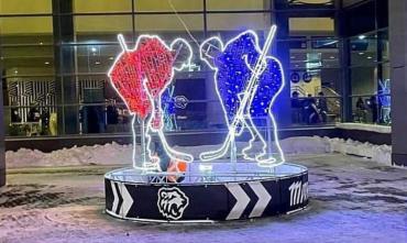 Фото У ледовой арены «Трактор» в Челябинске засветились хоккеисты