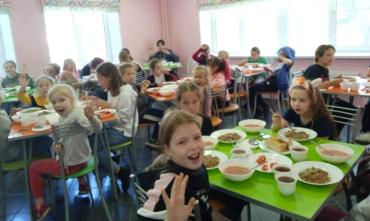 Фото Бургер – на завтрак, мороженое с клубникой – на полдник: чем сегодня удивляет детей один из популярных лагерей Челябинска