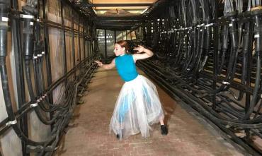 Фото Перфоманс под землей: челябинская балерина станцевала в шахте связи 
