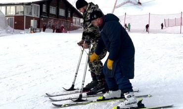 Фото В «Солнечной долине» учили кататься на горных лыжах участников СВО и ветеранов боевых действий