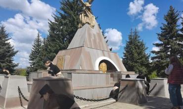 Фото В ЛНР у мемориального комплекса «Острая Могила» прошел субботник 