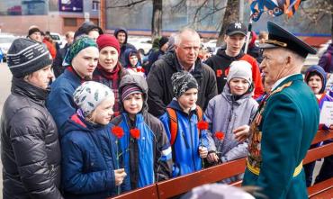 Фото Спортсмены Челябинска поздравили ветеранов с Днем Победы