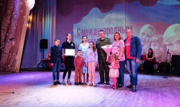 Фото В Луганске к Дню защиты детей наградили многодетные семьи