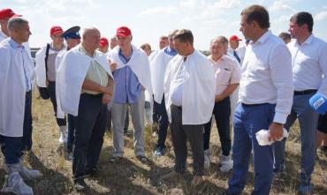 Фото Спикер Александр Лазарев обсудил вопросы развития АПК в Брединском районе и просветил фермеров
