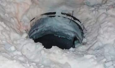 Фото Житель Магнитогорска провалился в открытый колодец, запорошенный снегом