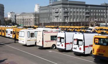 Фото Муниципалитеты Челябинской области получили 44 школьных автобуса и 21 автомобиль для больниц