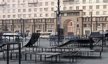 Фото В Челябинске на площади Революции начали монтировать скейт-парк