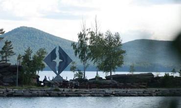 Фото На мысе озера Тургояк открыли стелу «Альбатрос»