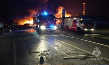 Фото В автосервисе на трассе у Махачкалы произошел взрыв, огонь перекинулся на АЗС