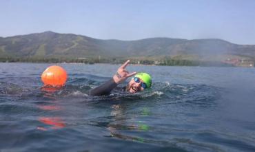 Фото Челябинский онколог переплыл самое глубокое озеро Башкирии