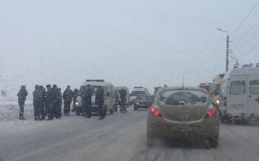 Фото В Челябинске с дороги через плотину маршрутка с пассажирами упала в воду