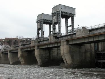 Фото Плотина Троицкой ГРЭС начала пропуск паводковых вод