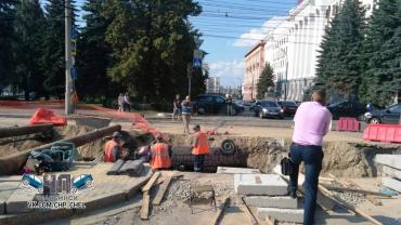 Фото Возле администрации Челябинска автомобиль скатился в траншею