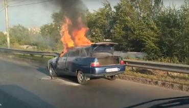 Фото В Магнитогорске «жигули» вспыхнуло на ходу