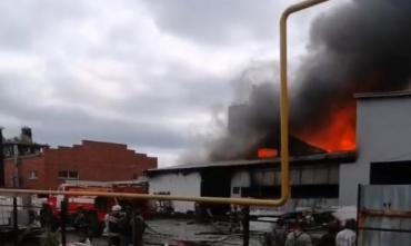 Фото Полыхающий цех в Миассе сняли на видео