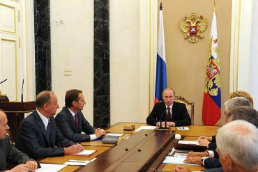 Фото Владимир Путин обсудил с Совбезом гуманитарную катастрофу на востоке Украины и экономическую безопасность России