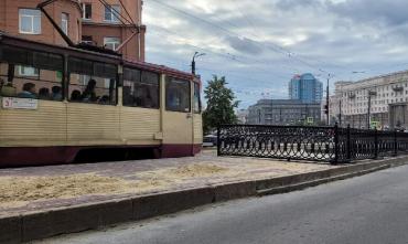 Фото Парадоксы Челябинска: новый «перрон» на площади Революции перекрыли чугунным забором