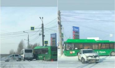 Фото В Челябинске легковушка врезалась в пассажирский автобус