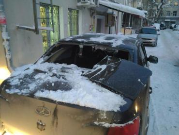 Фото Глыба льда, упавшая с дома, где ранее рухнул балкон, повредила авто челябинки