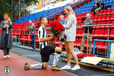 Фото Футболист сделал девушке предложение руки и сердца после забитого гола