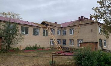 Фото В поселке Карабулак рабочий сорвался с крыши