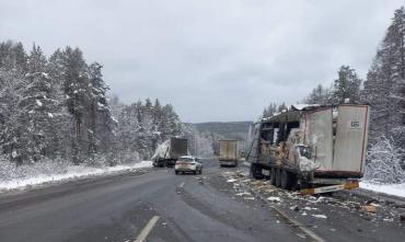Фото На трассе М-5 в Саткинском районе столкнулись грузовики, есть пострадавший