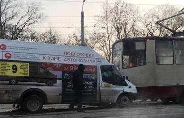 Фото Жизни восьми пострадавших в столкновении маршрутки и трамвая в Челябинске ничто не угрожает 