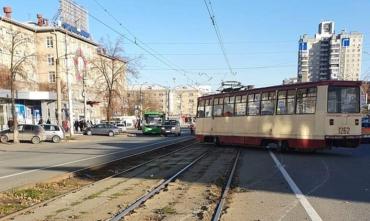 Фото В Челябинске очередной трамвай сошел с рельсов