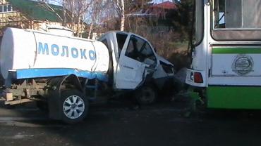 Фото В Троицком районе молоковоз врезался в рейсовый автобус: пострадали двое ФОТО