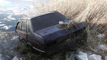 Фото В Челябинской области спасатели вытащили из озера угнанный автомобиль