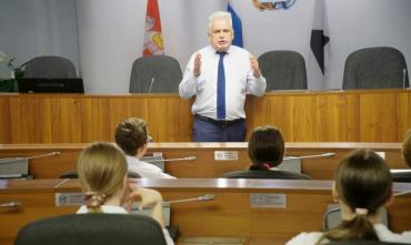 Фото Главный депутат Магнитогорска провел парламентский урок для старшеклассников