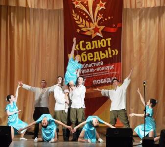 Фото «Салют Победы!» в Челябинской области танцует и поет