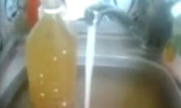 Фото Из кранов жителей Красногорского снова течет грязная вода со странным привкусом 