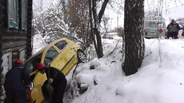 Фото В Златоусте автоледи направила свой Opel в частный дом