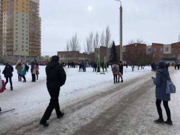 Фото Спецслужбы эвакуировали школьников Копейска из-за подозрительного предмета