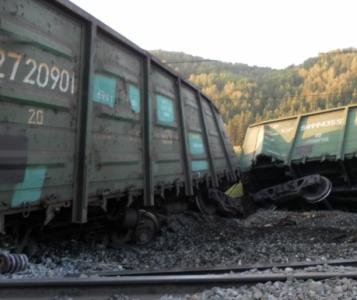 Фото На ЮУЖД сошли с рельсов локомотив и два вагона грузового поезда