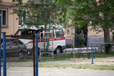 Фото Медики: Рожать на дому – это безответственно. Женщина после домашних родов готовится к выписке, ребенка не спасли