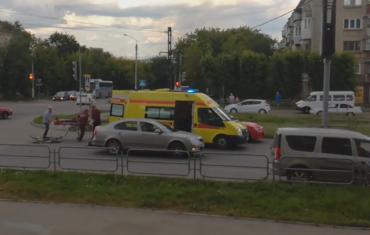 Фото В Магнитогорске скорая везла велосипедистку, вторая велосипедистка въехала в скорую