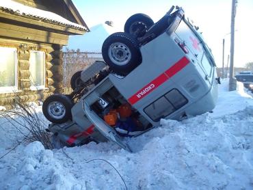 Фото В Верхнем Уфалее машина скорой помощи опрокинулась в кювет: погиб тяжелобольной пациент 