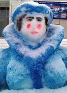 Фото Снегурочка в Каслях пугает детей и смешит взрослых