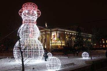 Фото В центре Челябинска появился восьмиметровый снеговик