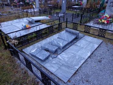 Фото В Снежинске неизвестные разрушили надгробия на кладбище