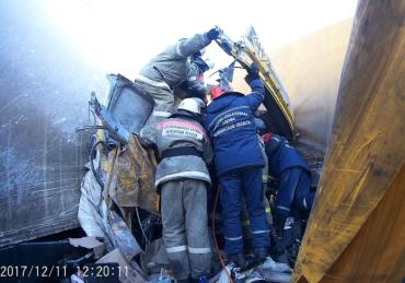 Фото Спасатели помогли водителям, застрявшим в кабинах фур при ДТП на М5
