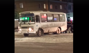 Фото И пассажиры не помогли: в Челябинске автобус застрял на трамвайных путях