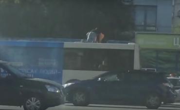 Фото Пьяный челябинец устроил драку на крыше автобуса